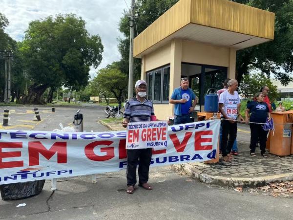 Servidores administrativos em greve fecham portões da UFPI e paralisam Restaurante Universitário em Teresina.(Imagem: Maira Campos/ g1 Piauí)