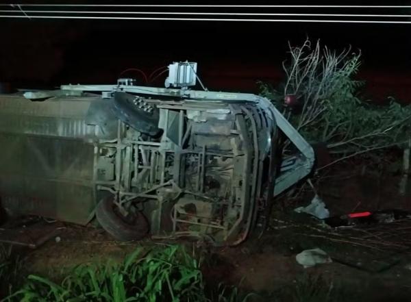 Ônibus clandestino tomba na BR-135 em Bom Jesus.(Imagem:Reprodução)