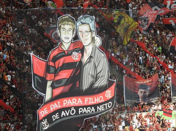 Filipe Luís, ainda criança, é retratado ao lado do avô Ivo com a camisa do Flamengo.(Imagem:Fred Gomes)