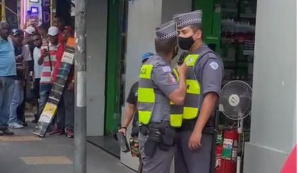 Policial militar aponta arma para outro agente durante discussão na Rua Santa Ifigênia, no Centro de São Paulo.(Imagem:Reprodução/Redes sociais)