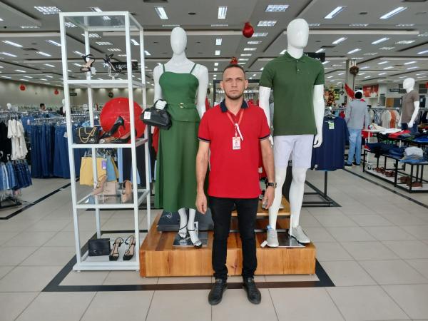 Wagner, chefe do setor de confec&ccedil;&otilde;es do Armaz&eacute;m Para&iacute;ba.(Imagem:FlorianoNews)