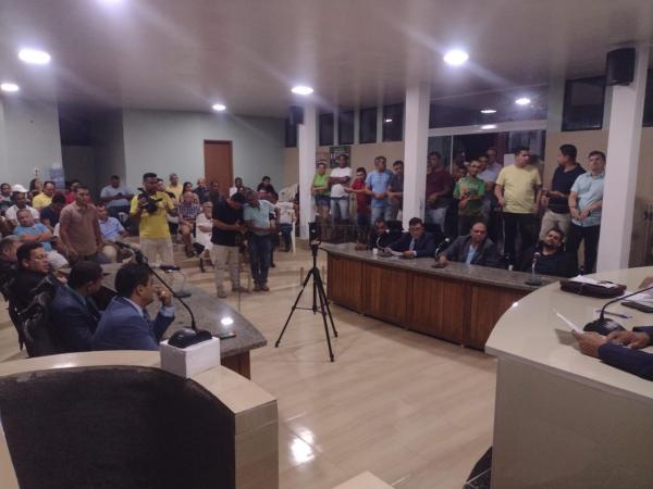 Eleição da nova Mesa Diretora da Câmara de Barão de Grajaú é marcada por gesto simbólico e tensão.(Imagem:FlorianoNews)