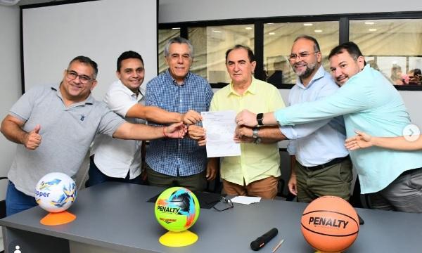 Vereadores James Rodrigues e David Oka representam a C&acirc;mara Municipal na assinatura da ordem de servi&ccedil;o do Espa&ccedil;o Comunit&aacute;rio da Vila Le&atilde;o(Imagem:Reprodu&ccedil;&atilde;o/Instagram)