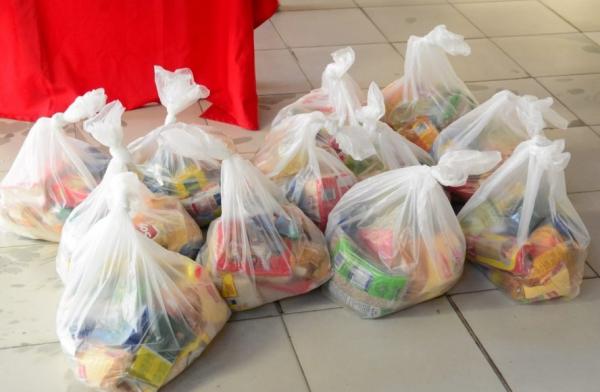 Alunos da rede municipal recebem kits de merenda escolar em Floriano.(Imagem:Secom)