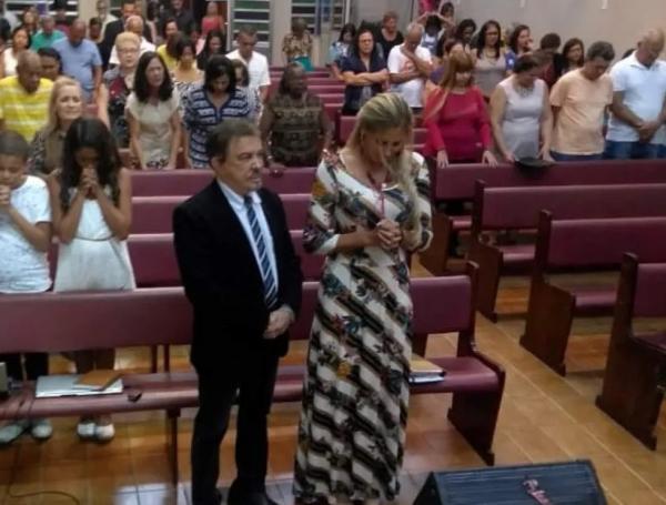  Wagner de Carvalho e Ângela Bismarchi no culto da Igreja.(Imagem:Arquivo pessoal )