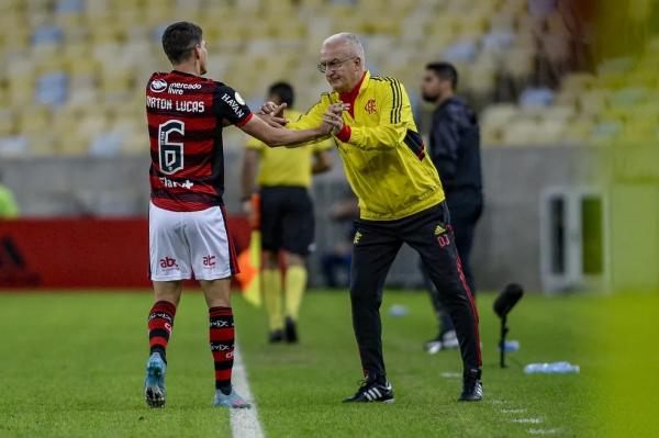  Ayrton Lucas cumprimenta Dorival Júnior depois do gol do Flamengo.(Imagem:Marcelo Cortes / Flamengo )