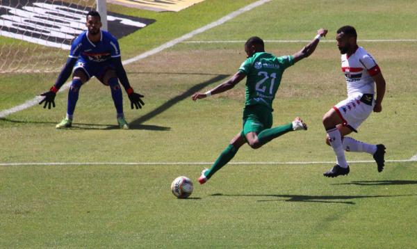 Brugre leva a melhor mesmo com dez em campo na maior parte 2º tempo.(Imagem:Twiiter/Guarani FC)