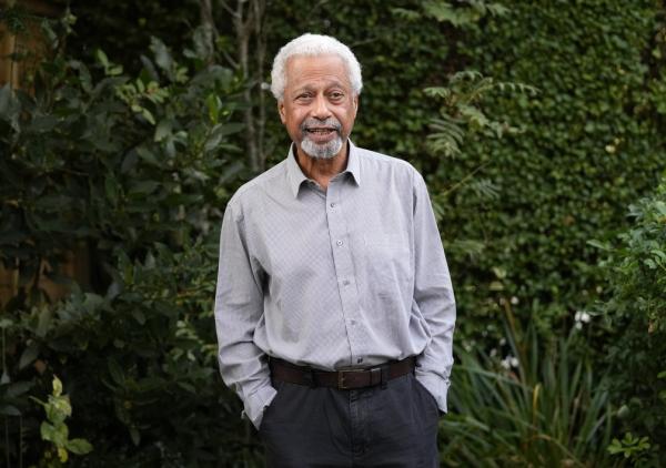 Abdulrazak Gurnah posa para foto em sua casa em Canterbury, Inglaterra(Imagem:Frank Augstein)