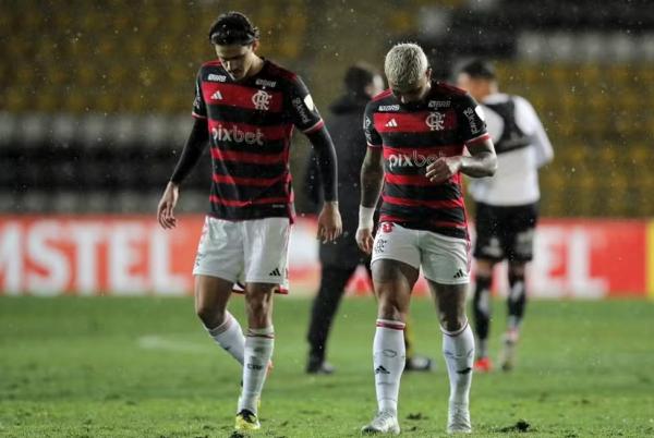 Pedro e Gabigol cabisbaixos após derrota do Flamengo para o Palestino.(Imagem:Javier TORRES / AFP)