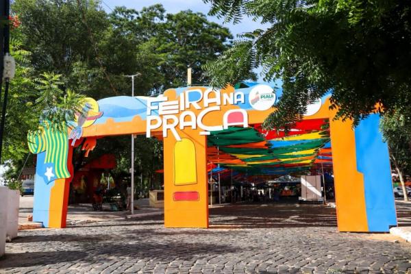 Sobem ao palco as cantoras Adra Lyz, Ateneia Rodrigues, Bebel Martins, Claudiaa Simone, Gislene Danielle, Irla Milena, Monise Borges e Soraya Castello Branco.(Imagem:Ascom Secom)