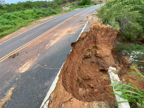 Ainda na terça-feira, foram colocados cones e uma faixa nas duas pistas para impedir que veículos passem pelo local. De acordo com o DER, a obra para a recuperação do local vai ser(Imagem:Reprodução)