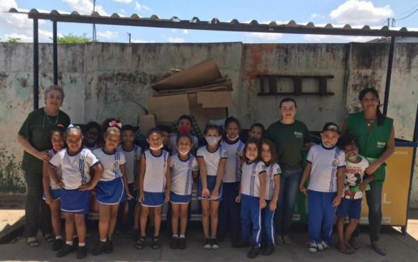 Meio Ambiente realiza ação de orientação sobre materiais recicláveis para alunos do Getúlio Vargas.(Imagem:Secom)