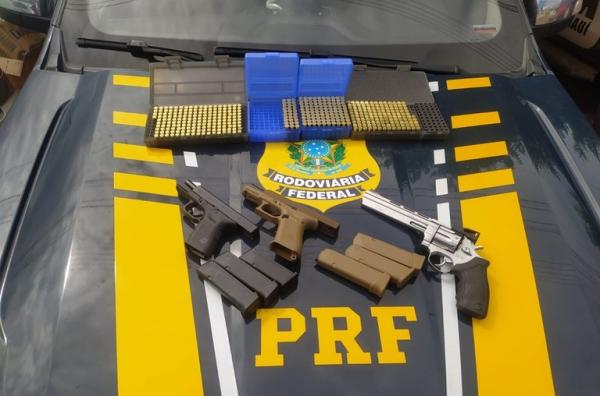 Motorista é preso pela PRF em Picos (PI) por transportar arsenal sem documentação obrigatória.(Imagem:Divulgação/PRF)