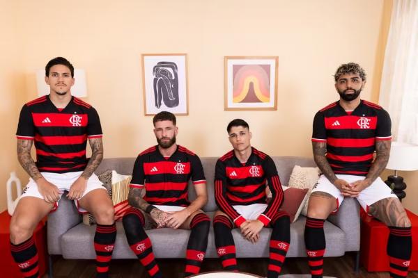 Pedro, Léo Pereira, Luiz Araújo e Gabigol com a nova camisa do Flamengo.(Imagem:Divulgação/Adidas)