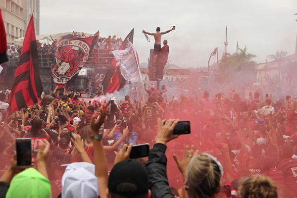 Um torcedor flamenguista foi baleado nas pernas no bairro de Sur, em Montevidéu, no Uruguai, logo após a final entre o Flamengo e Palmeiras, pela Copa Libertadores. O autor dos dis(Imagem:Reprodução)