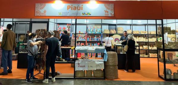 Com pe&ccedil;as que destacam identidade, tradi&ccedil;&atilde;o e criatividade, artes&atilde;os piauienses representam a cultura do estado em uma das maiores feiras de artesanato do pa&iacute;s.(Imagem:Ascom Sudarpi)