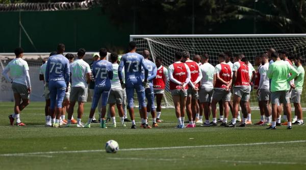 Abel Ferreira conversa com jogadores do Palmeiras.(Imagem:Cesar Greco)