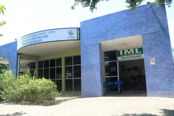 Corpo da vítima, ainda não identificada, foi levado ao Instituto de Medicina Legal (IML) de Teresina(Imagem:Bárbara Rodrigues)