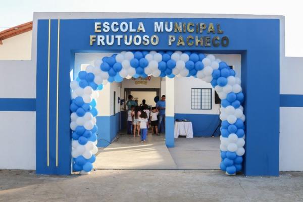 Prefeitura de Floriano entrega reforma de escola e reurbanização da praça do bairro N. Sra. da Guia(Imagem:Secom)