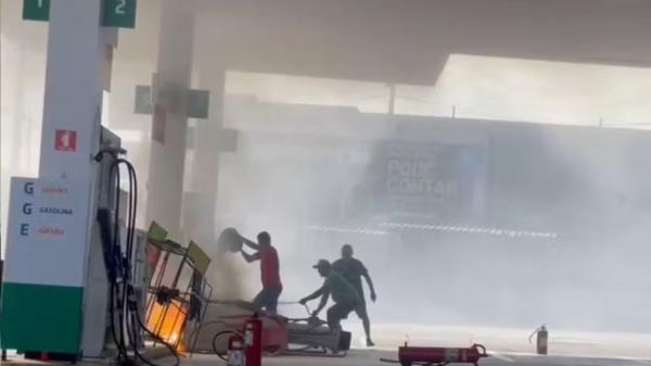 Bomba de combustível pega fogo após ser atingida por carro na Zona Sul de Teresina.(Imagem:Reprodução)