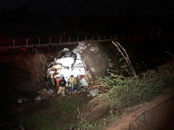 Caminhão após acidente na BR 407 em Gemininao(Imagem:Divulgação/PRF)