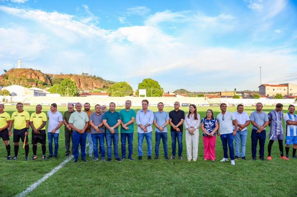 Ciro prestigia jogo de futebol no anivers&aacute;rio de Oeiras e destaca investimentos.(Imagem:Ascom)