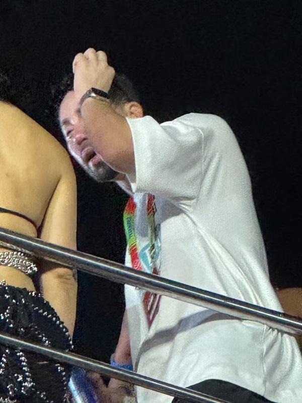 Rico Melquiades chorando após ter o celular furtado durante o Carnatal 2024(Imagem:Quem)