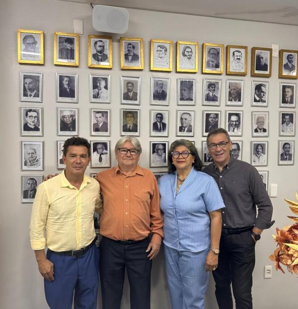 Presença dos membros da ALBEARTES de Floriano marca encontro literário na APL.(Imagem:Divulgação)