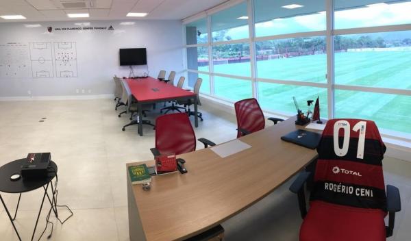 A sala do técnico Rogério Ceni no Ninho.(Imagem:Twitter Flamengo)