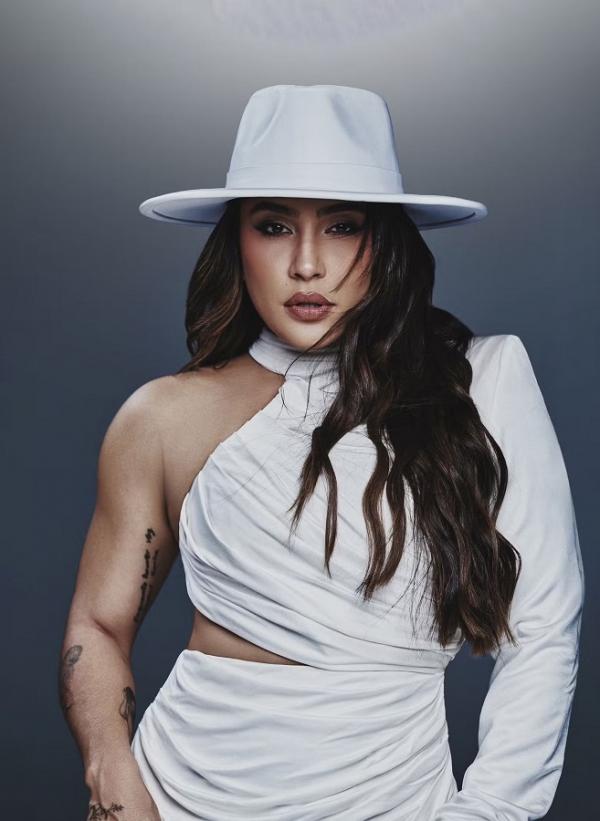 Lauana Prado posa para a capa da Canal Extra.(Imagem:Ernna Cost)