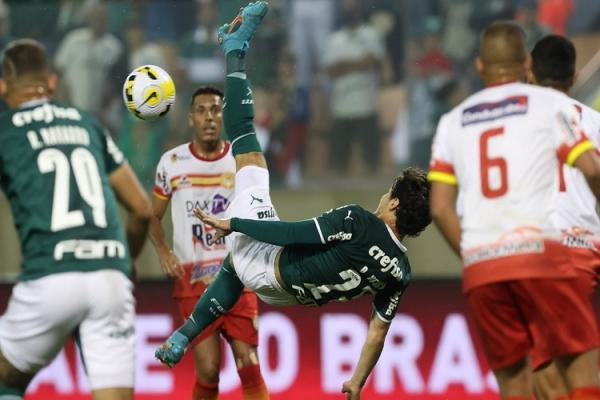 Com pouca inspiração e falta de criatividade diante de um rival bem organizado defensivamente, o bicampeão da América venceu por 2 a 1 neste sábado na Arena Barueri. Com isso, a e(Imagem:Reprodução)