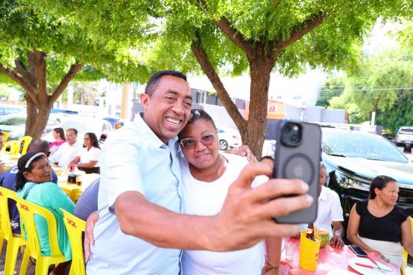  Joel &eacute; recebido por populares ao lado de Margarete durante visita ao mercado de S&atilde;o Raimundo Nonato(Imagem:Ascom)