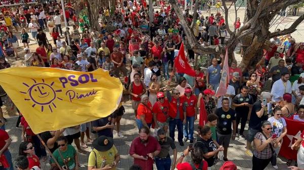Manifestantes realizam ato contra PEC da Blindagem e PL da Anistia em Teresina.(Imagem:Ravi Marques/TV Clube)