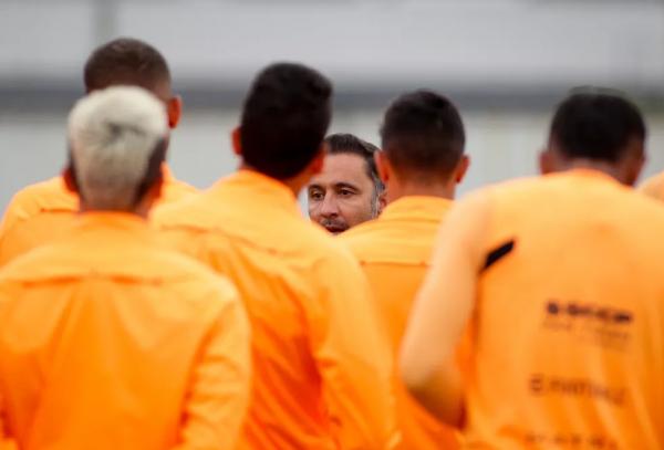 Vítor Pereira conversa com o elenco em treino do Corinthians.(Imagem:Rodrigo Coca/Ag. Corinthians)