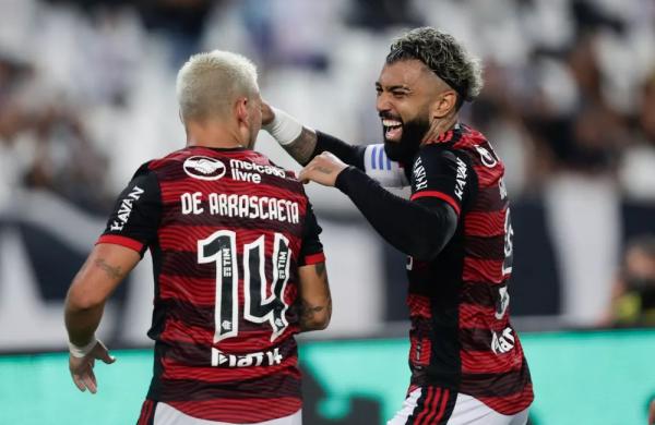 Arrascaeta e Gabigol comemoram gol do Flamengo.(Imagem:Gilvan de Souza/Flamengo)