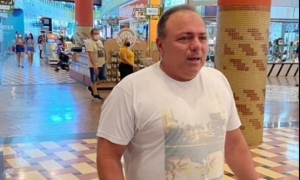 O ex-ministro Eduardo Pazuello passeia sem máscara em shopping de Manaus.(Imagem:Reprodução/Instagram)