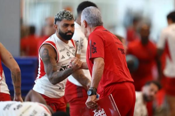 Gabigol e Tite se cumprimentam em treino do Flamengo.(Imagem:Gilvan de Souza / CRF)