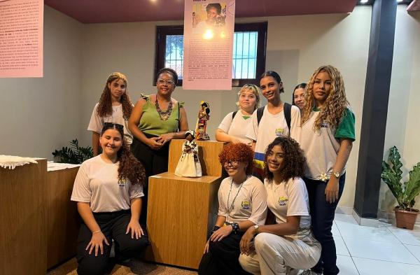 Visita de alunas de moda na mostra.(Imagem:Ascom Secult)