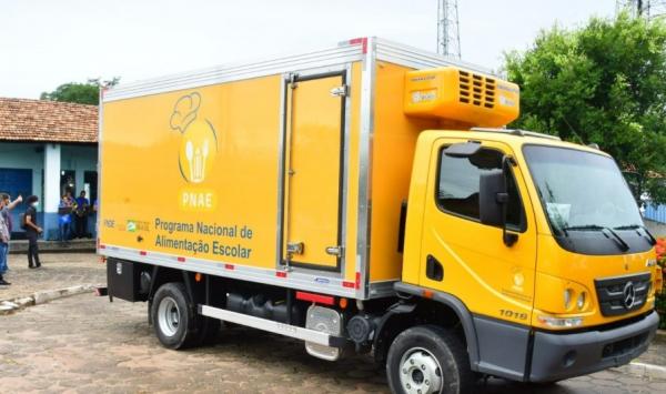 Prefeitura de Floriano entrega caminhão frigorífico à Semec(Imagem:Secom)