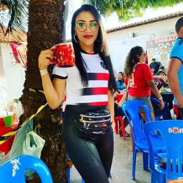 Ana Karine Assunção Pereira, de 35 anos, foi morta com uma facada na nuca na madrugada deste sábado (2).(Imagem:Reprodução)