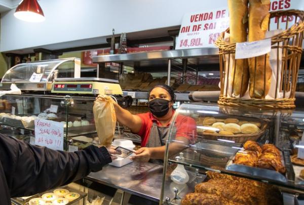 Atendimento em padaria durante a quarentena devido à Covid-19.(Imagem:Fábio Tito/G1)