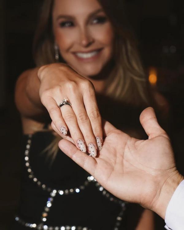  Carla Díaz e Felipe Becari ficam noivos.(Imagem:Reprodução/Instagram )