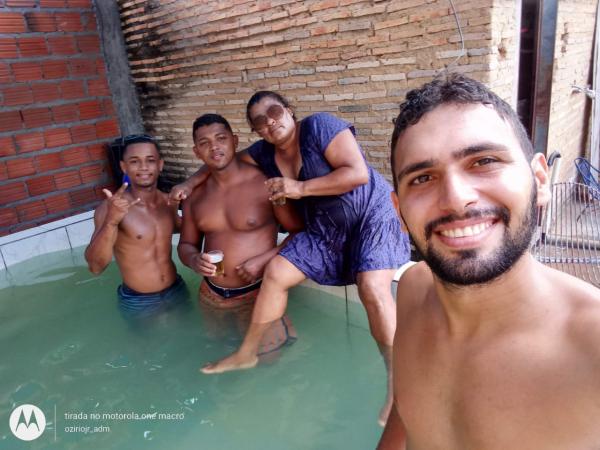 Erick com a mãe e amigos(Imagem:Reprodução)