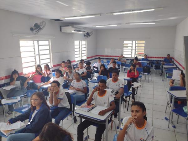 Repórter Amarelinho visita escolas(Imagem:FlorianoNews)