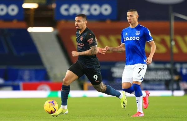 Gabriel Jesus e Richarlison em ação pelo Manchester City e Everton: atacantes devem deixar os seus clubes.(Imagem:Matt McNulty/Manchester City FC via Getty Images)