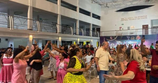 Sarau Recreativo aos 60 & 70 encanta o público música e muita energia.(Imagem:Divulgação)
