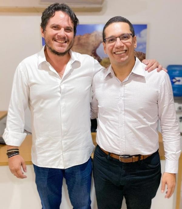 Vereador Carlos Eduardo e o secretário de meio ambiente, Daniel Oliveira(Imagem:Reprodução)