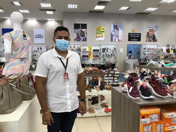 Jhoney Monteiro, chefe do setor de calçados.(Imagem:FlorianoNews)