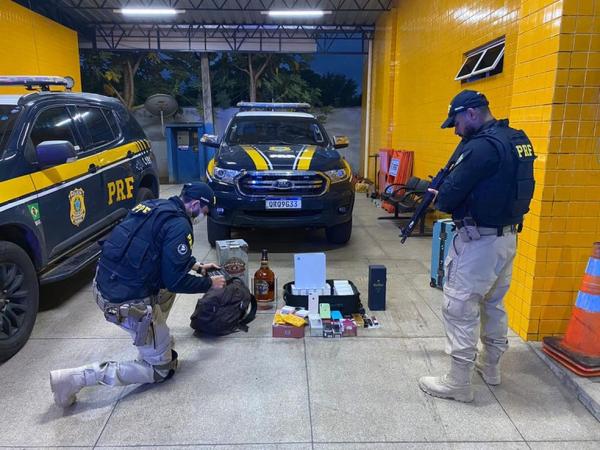 Em busca no veículo, os policiais encontraram a droga dentro da mochila do passageiro, no compartimento superior de bagagens. Além da cocaína, o passageiro transportava um videogam(Imagem:Reprodução)