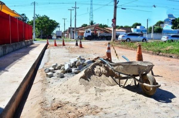 Joel Rodrigues visita trecho em obras de recuperação do calçamento no bairro São Cristóvão(Imagem:SECOM)